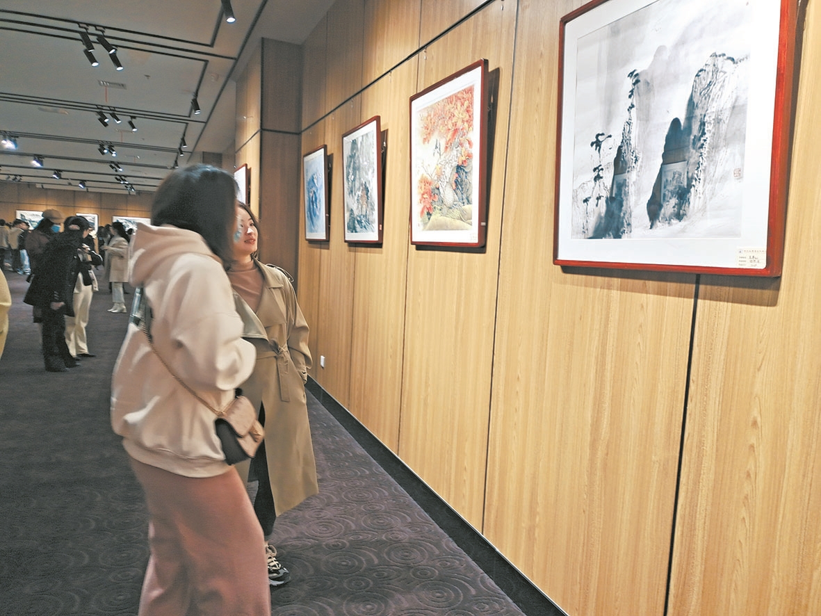 首届“巾帼风范”书画展正在和县乌江镇举办